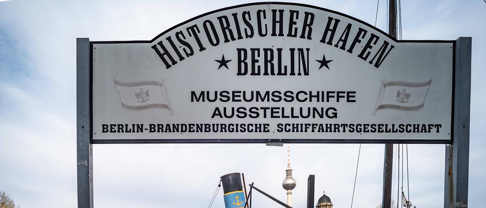 An der Fischerinsel zeugen viele alte Dampfer von der Geschichte der Binnenschifffahrt.