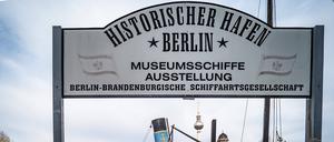 An der Fischerinsel zeugen viele alte Dampfer von der Geschichte der Binnenschifffahrt.