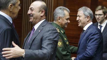 Am 29.12.2018 trafen sich Sergej Lawrow (l.-r.), Außenminister von Russland, und Mevlüt Cavusoglu, Außenminister der Türkei, sowie Sergej Schoigu, Verteidigungsminister von Russland, und Hulusi Akar, Verteidigungsminister der Türkei.