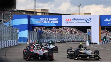 Pascal Wehrlein (l.) beim Start des Berlin-Rennens im vergangenen April. Als bester Deutscher wurde er am Ende Vierter in der Fahrerwertung.