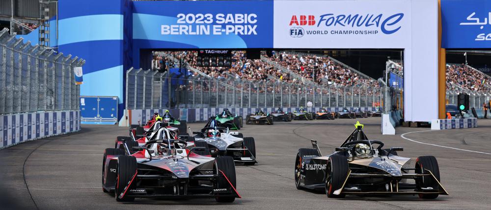 Pascal Wehrlein (l.) beim Start des Berlin-Rennens im vergangenen April. Als bester Deutscher wurde er am Ende Vierter in der Fahrerwertung.