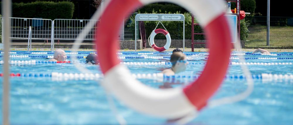 Badegäste schwimmen im Sommerbad Humboldthain.