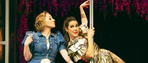Elizabeth (Anna Maria Mühe) und Miss Bingley (Birthe Wolter) werden niemals Freundinnen.