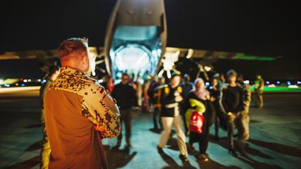 Die ersten evakuierten Personen treffen auf der Luftwaffenbasis Al-Azraqu ein. 