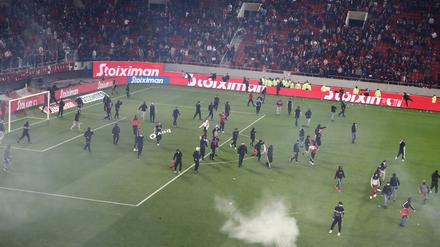 Fans stürmen den Platz nach dem Schlusspfiff.