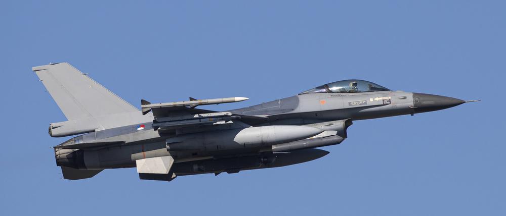 Eine F-16 der Königlichen Niederländischen Luftwaffe startet von ihrem Heimatstützpunkt Volkel zu einem ihrer täglichen Patrouillenflüge an der Ostgrenze der NATO (Archivbild).