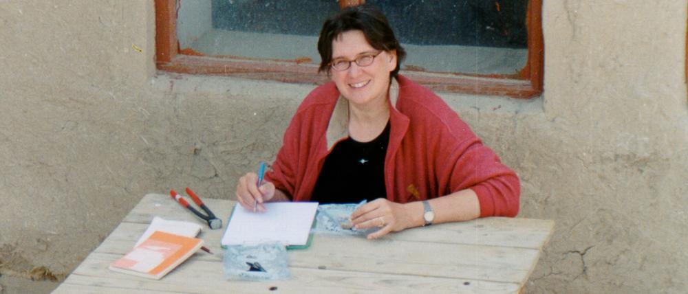 DAI-Direktorin Margarete van Ess bei der Kleinfundebearbeitung im Grabungshaus in Uruk im Irak.