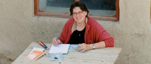 DAI-Direktorin Margarete van Ess bei der Kleinfundebearbeitung im Grabungshaus in Uruk im Irak.
