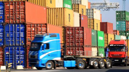 Am Containerhafen in Duisburg Ruhrort werden Container verladen.