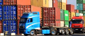 Am Containerhafen in Duisburg Ruhrort werden Container verladen.