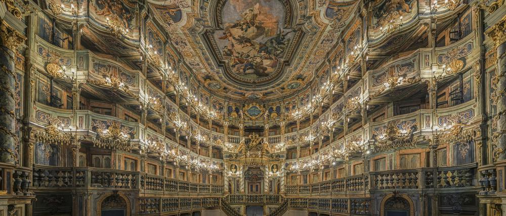 Das Markgräfliche Opernhaus in Bayreuth nach der Restaurierung. Blick in den Zuschauerraum in Richtung Fürstenloge, von der Bühne aus. 