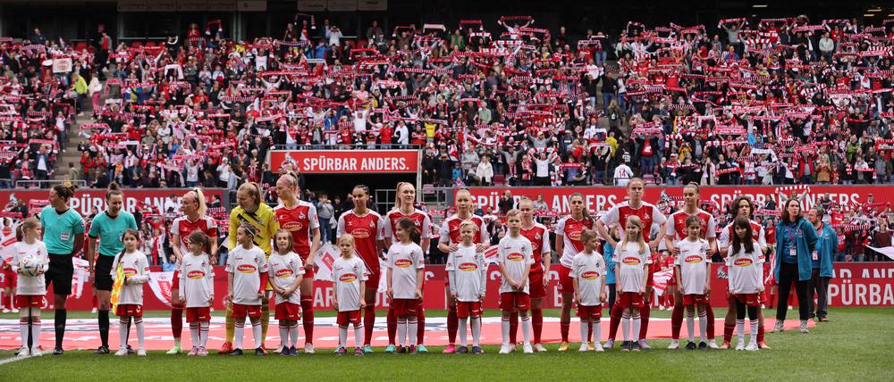 Rekordkulisse beim Spiel zwischen Köln und Frankfurt.  