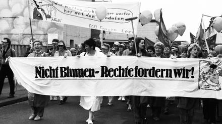 3000 Frauen und wenige Männer demonstrierten - aufgerufen vom DGB und anderen Organisationen - anlässlich des Muttertages 1986 für die Rechte der Frauen.