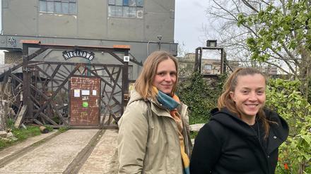Anne Käsinger und Sarah Nock vor dem Umweltbildungszentrum „Nirgendwo“ in Friedrichshain. 