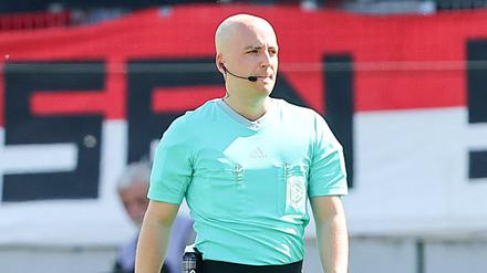 Schiedsrichter Nicolas Winter Hagenbach Zwickau beim Spiel FSV Zwickau gegen Rot-Weiss Essen am 23.04.2023.