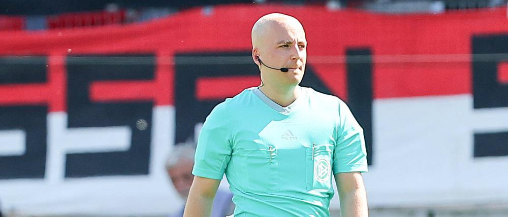 Schiedsrichter Nicolas Winter Hagenbach Zwickau beim Spiel FSV Zwickau gegen Rot-Weiss Essen am 23.04.2023.
