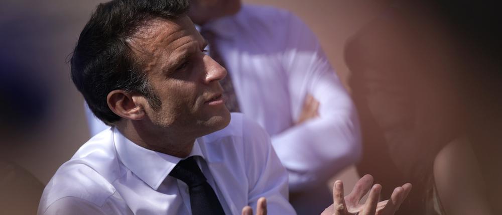 Um jeden Preis will Emmanuel Macron will die Arbeitslosenzahlen senken.