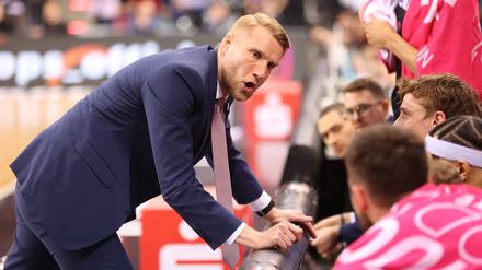 Trainer Tuomas Iisalo hat einen guten Draht zu seinen Spielern.