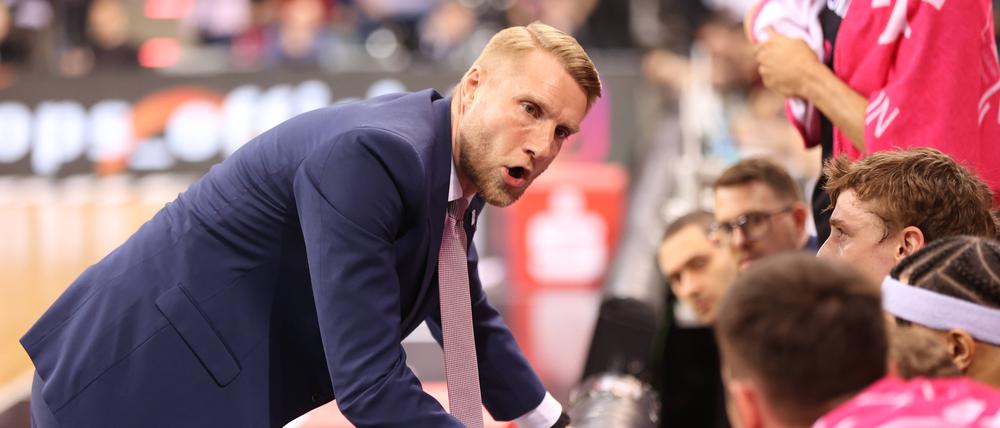 Trainer Tuomas Iisalo hat einen guten Draht zu seinen Spielern.