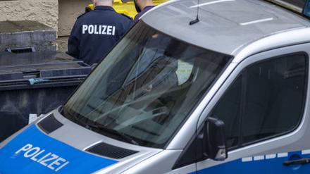 Sechs Tage nach der Messerattacke in einem Duisburger Fitnessstudio wird ein Tatverdächtiger von einem Polizeibeamten in das Gerichtsgebäude geführt.