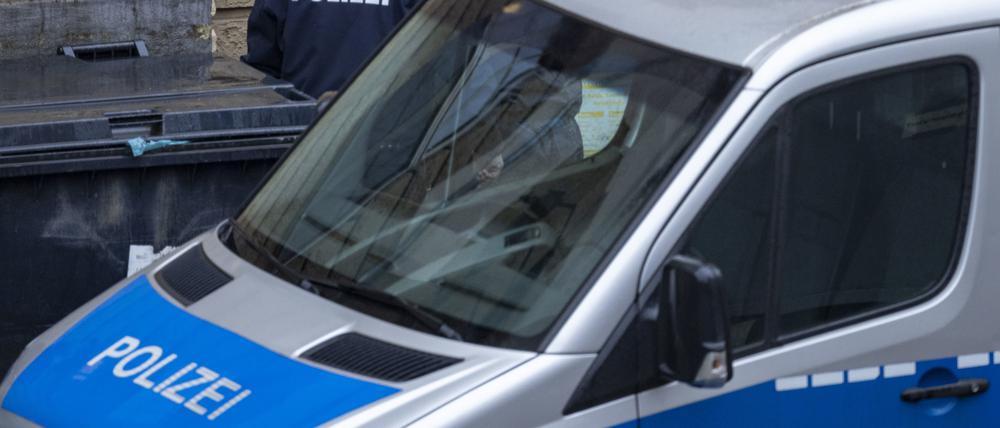 Sechs Tage nach der Messerattacke in einem Duisburger Fitnessstudio wird ein Tatverdächtiger von einem Polizeibeamten in das Gerichtsgebäude geführt.
