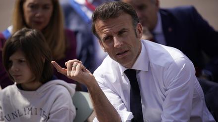 Emmanuel Macron, Präsident von Frankreich, gestikuliert während eines Gesprächs mit Schülern. 