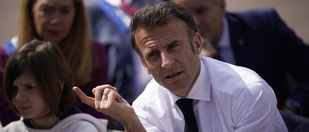 Emmanuel Macron, Präsident von Frankreich, gestikuliert während eines Gesprächs mit Schülern.