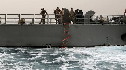 Rettungskräfte der libanesischen Armee suchen an Bord eines Marineschiffs das Wasser vor der Küste der nordlibanesischen Hafenstadt Tripolis nach Überlebenden ab. 