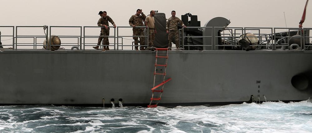 Rettungskräfte der libanesischen Armee suchen an Bord eines Marineschiffs das Wasser vor der Küste der nordlibanesischen Hafenstadt Tripolis nach Überlebenden ab. 