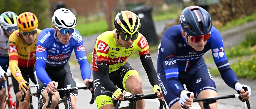 Jason Osborne (3.v.r.) bei der UCI WorldTour Lüttich-Bastogne-Lüttich. 