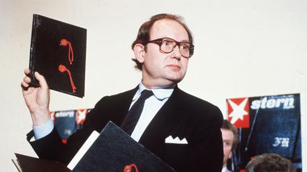 „Stern“-Reporter Gerd Heidemann präsentiert 1983 der Öffentlichkeit die gefälschten Hitler-Tagebücher.