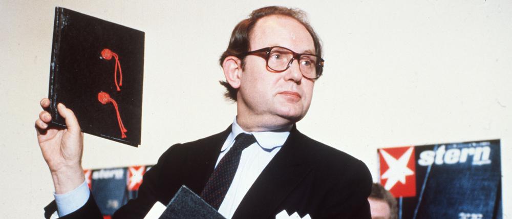 „Stern“-Reporter Gerd Heidemann präsentiert 1983 der Öffentlichkeit die gefälschten Hitler-Tagebücher.