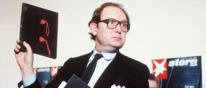 „Stern“-Reporter Gerd Heidemann präsentiert 1983 der Öffentlichkeit die gefälschten Hitler-Tagebücher. 