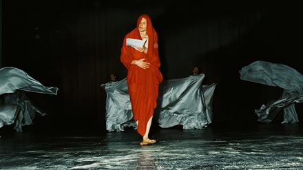 Fabian Hinrichs in „Sardanapal“ nach Lord Byron in der Volksbühne. Foto: Apollonia T. Bitzan/Volksbühne/dpa