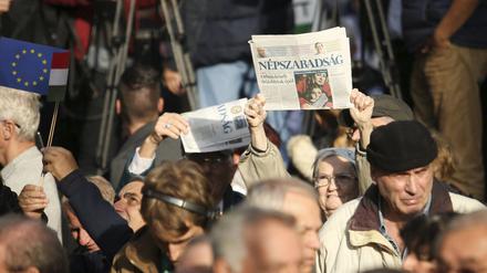 Auch Ungarns größte Zeitung Nepszabadsag musste dichtmachen - hier eine Solidaritätsdemonstration von 2016 in Budapest.