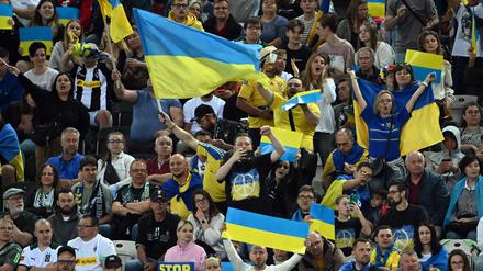 Fans aus der Ukraine beim Benefizspiel Borussia Mönchengladbach im Borussia-Park.