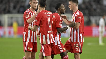 Sheraldo Becker (2. v. r.) freut sich mit den Teamkollegen über sein Tor in Gladbach. 