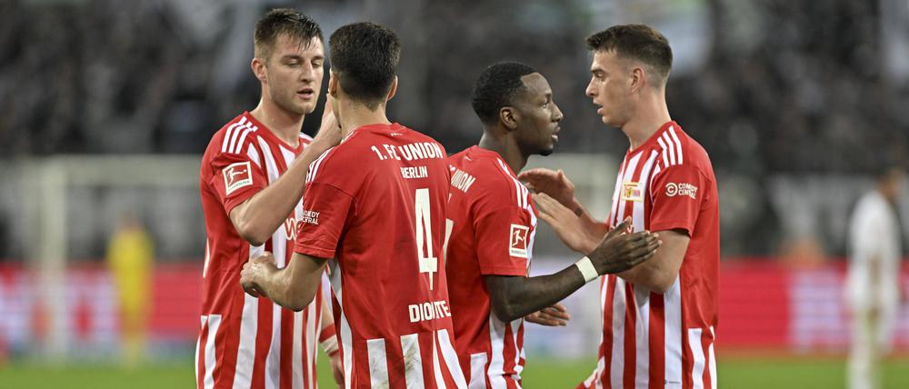 Sheraldo Becker (2. v. r.) freut sich mit den Teamkollegen über sein Tor in Gladbach.