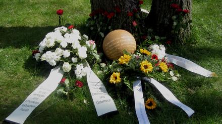 Eine von Petra Abel gestaltete Gedenkkugel ist den verfolgten und ermordeten lesbischen Frauen und Mädchen in Ravensbrück gewidmet.