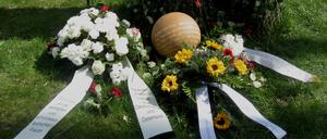 Eine von Petra Abel gestaltete Gedenkkugel ist den verfolgten und ermordeten  lesbischen Frauen und Mädchen in Ravensbrück gewidmet.