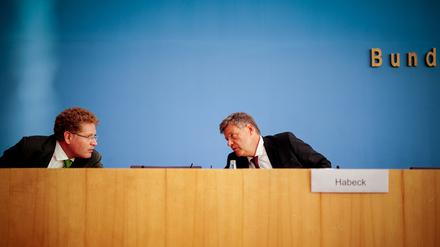 Robert Habeck (Bündnis 90/Die Grünen), Bundesminister für Wirtschaft und Klimaschutz (BMWK), und Patrick Graichen, Staatssekretär im BMWK (Archivbild)