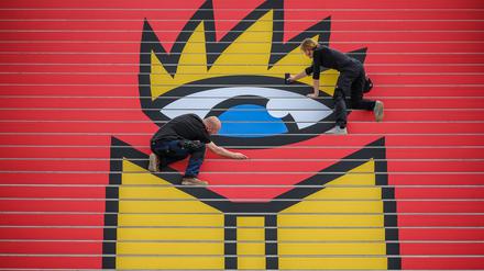 Das Logo der Leipziger Buchmesse auf einer Treppe in der Glashalle der Leipziger Messe.