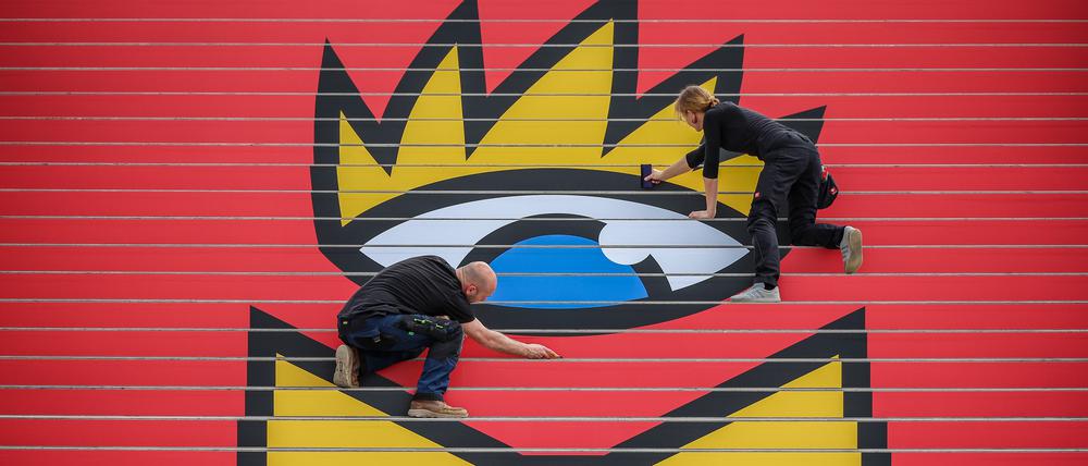 Das Logo der Leipziger Buchmesse auf einer Treppe in der Glashalle der Leipziger Messe.