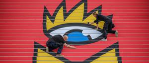 Das Logo der Leipziger Buchmesse auf einer Treppe in der Glashalle der Leipziger Messe.