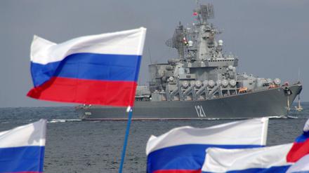 Russische Flaggen vor dem Flaggschiff der russischen Schwarzmeerflotte, dem Raketenkreuzer Moskwa, in die Bucht von Sewastopol am 10. September 2008 (Symbolbild).