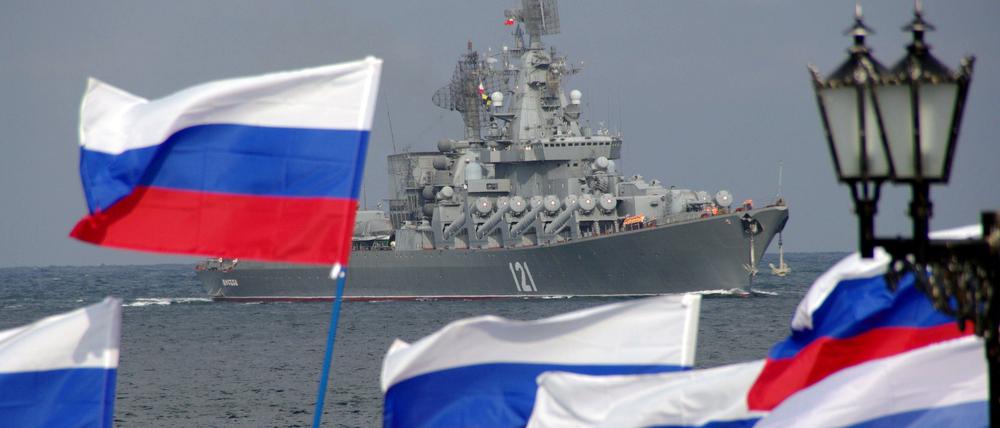 Russische Flaggen vor dem Flaggschiff der russischen Schwarzmeerflotte, dem Raketenkreuzer Moskwa, in die Bucht von Sewastopol am 10. September 2008 (Symbolbild).