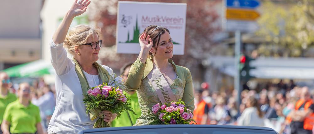 Werders Bürgermeisterin Manuela Saß (CDU) beim Festumzug des Baumblütenfestes.