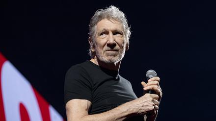 ARCHIV - 21.03.2023, Spanien, Barcelona: Roger Waters, britischer Sänger, während eines Auftritts im Palau Sant Jordi im Rahmen seiner "This is not a drill Tour". Waters darf einer ersten Gerichtsentscheidung zufolge nun doch in der Frankfurter Festhalle auftreten. Das Konzert des Pink-Floyd-Mitbegründers am 28. Mai 2023 sollte wegen Antisemitismusvorwürfen abgesagt werden. Waters hatte gegen den Beschluss geklagt - und am 24.04.2023 vom Frankfurter Verwaltungsgericht Recht bekommen. (zu dpa "Gericht: Roger Waters darf in Frankfurt auftreten") Foto: Lorena Sopêna/EUROPA PRESS/dpa +++ dpa-Bildfunk +++