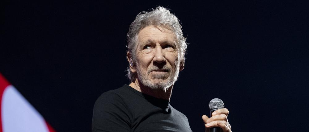 ARCHIV - 21.03.2023, Spanien, Barcelona: Roger Waters, britischer Sänger, während eines Auftritts im Palau Sant Jordi im Rahmen seiner "This is not a drill Tour".  Waters darf einer ersten Gerichtsentscheidung zufolge nun doch in der Frankfurter Festhalle auftreten. Das Konzert des Pink-Floyd-Mitbegründers am 28. Mai 2023 sollte wegen Antisemitismusvorwürfen abgesagt werden. Waters hatte gegen den Beschluss geklagt - und am 24.04.2023 vom Frankfurter Verwaltungsgericht Recht bekommen. (zu dpa "Gericht: Roger Waters darf in Frankfurt auftreten") Foto: Lorena Sopêna/EUROPA PRESS/dpa +++ dpa-Bildfunk +++