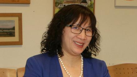 Sozialstaatssekretärin Almuth Hartwig-Tiedt (re.), hier mit Projektberaterin Dr. Thi Hai Ninh Do, besucht Projekt "Tuong Lai - Zukunft durch Bildung" in Potsdam